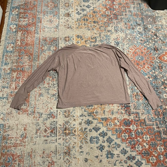 Beyond Yoga lavender long-sleeved Daydreamer Pullover Shirt in Chai - Picture 3 of 4